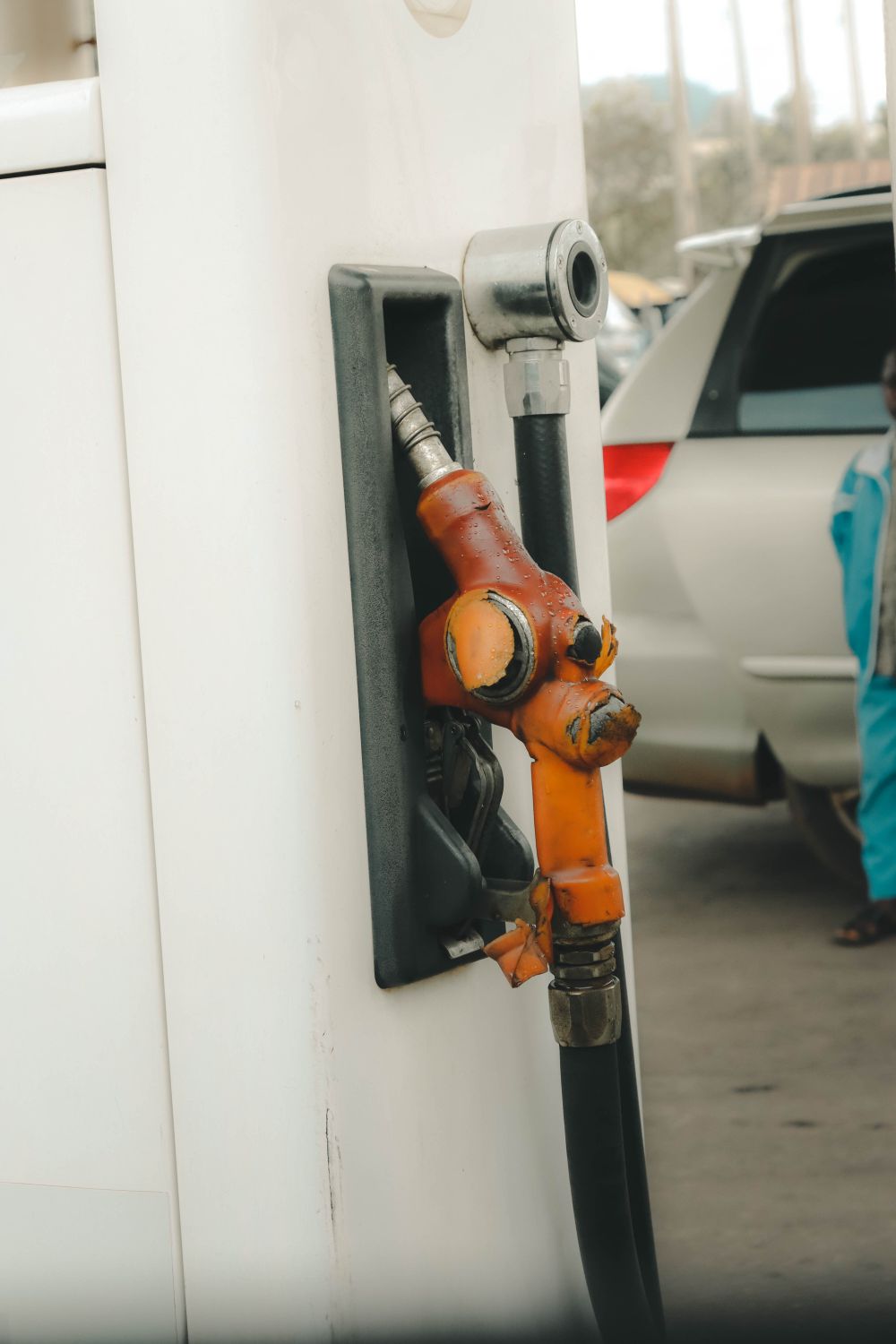 Surtidor de combustible con un automóvil al fondo