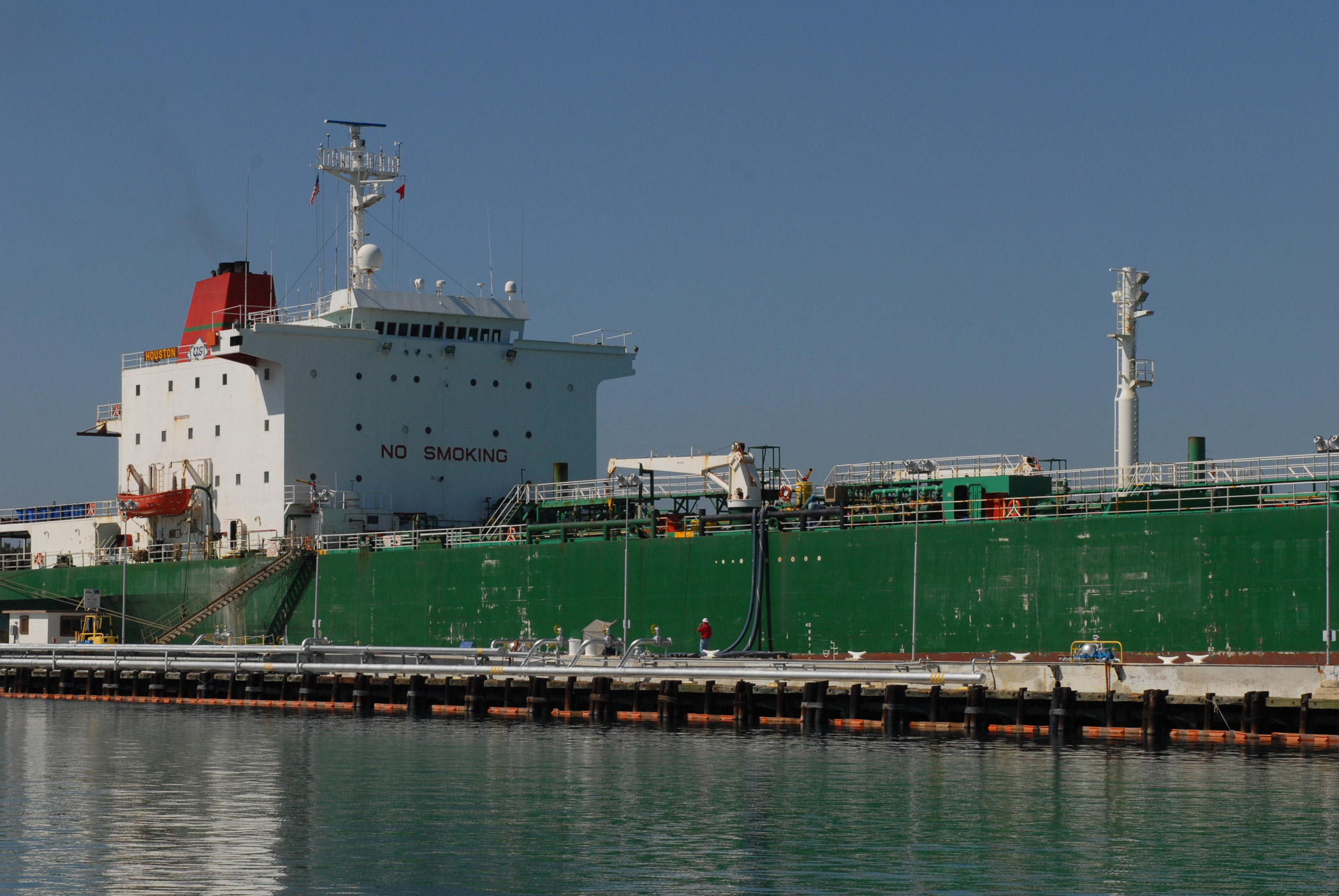 Buque petrolero MV Houston atracado en Guantánamo